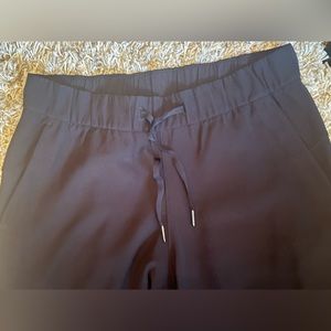 Lululemon Stretch High-Rise Pant 7/8 Length dress pants. Tie-up waist. Size 8.